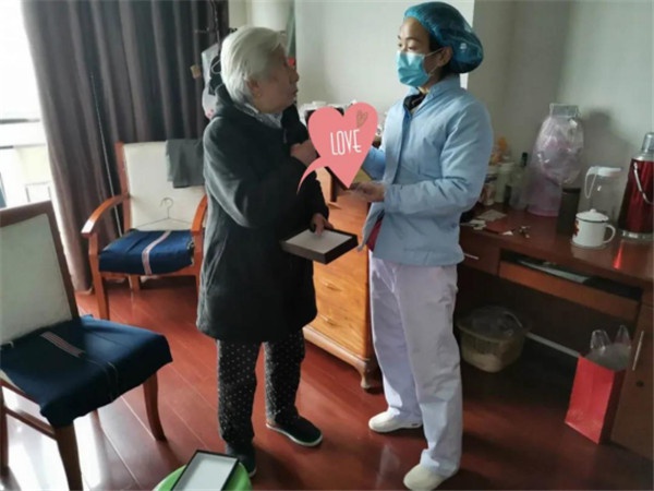 3.30歲月靜好 是她們在負(fù)重前行 新余銀河園200多位老人迎來春天1539.jpg